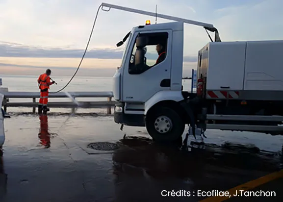 Nettoyage de voirie avec de l'eau