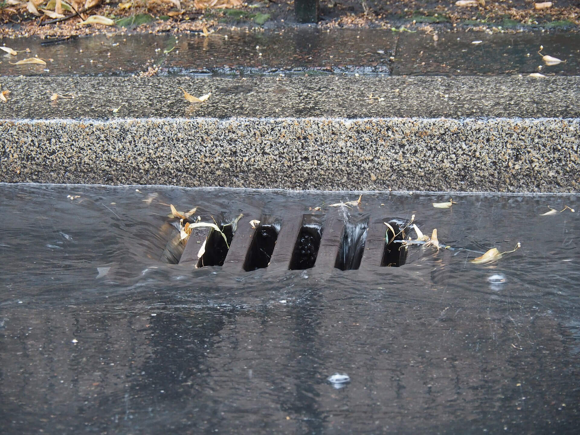 Un avaloir d'eau de pluie pour faire de la REUT