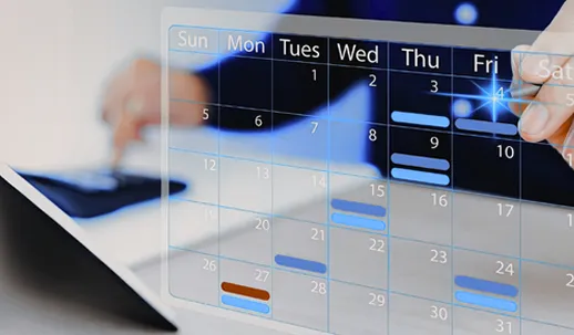 Person, die an einem Laptop arbeitet