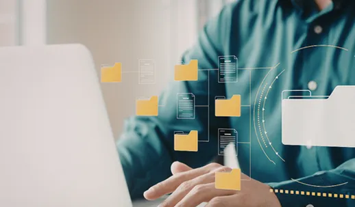 Person, die an einem Laptop arbeitet