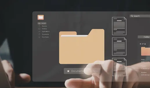 Person, die Dokumente am Computer betrachtet