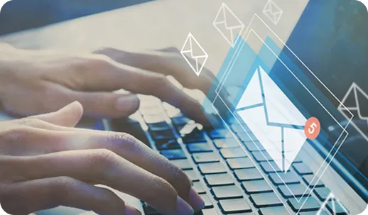 Person, die auf einem Laptop tippt