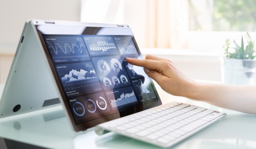 La persona utilizza un computer portatile