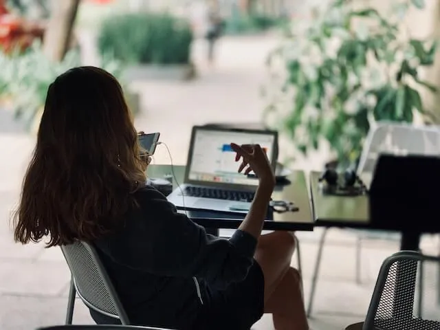 Arbeit an einem digitalen Fahrtenbuch im Fuhrpark 