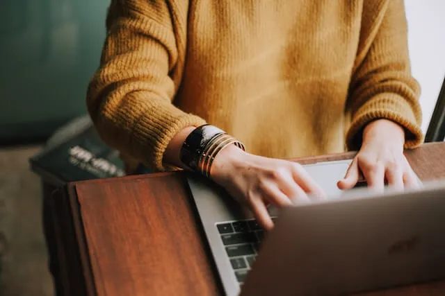 Nutzung eines Laptops durch eine Frau