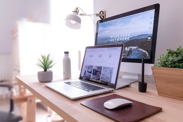 Ein Schreibtisch mit zwei Bildschirmen zum digitalen Arbeiten