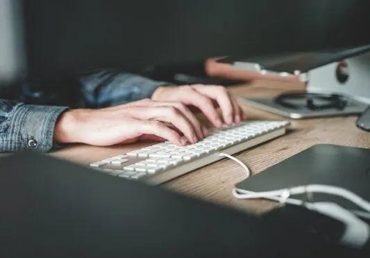 digitare su una tastiera