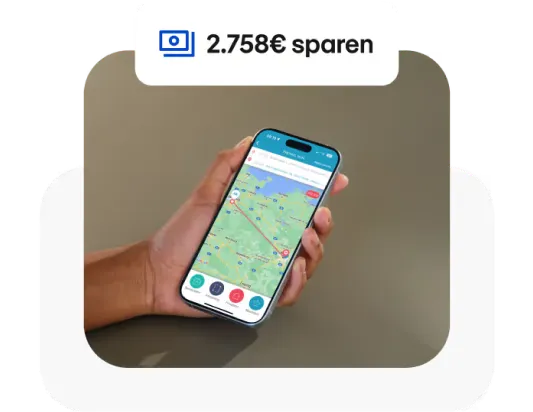 Hand hält ein Smartphone, auf dem eine Geländekarte angezeigt wird.