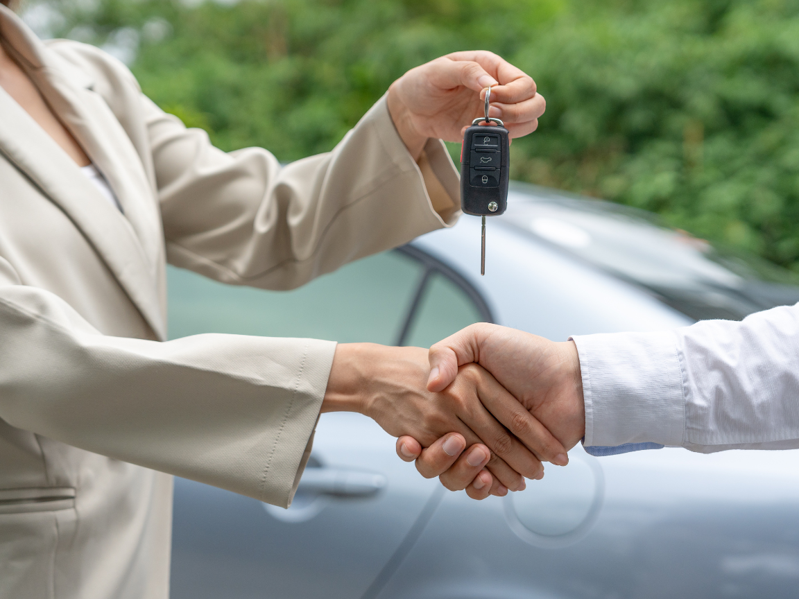 Julieta AI agent giving keys to customer customers