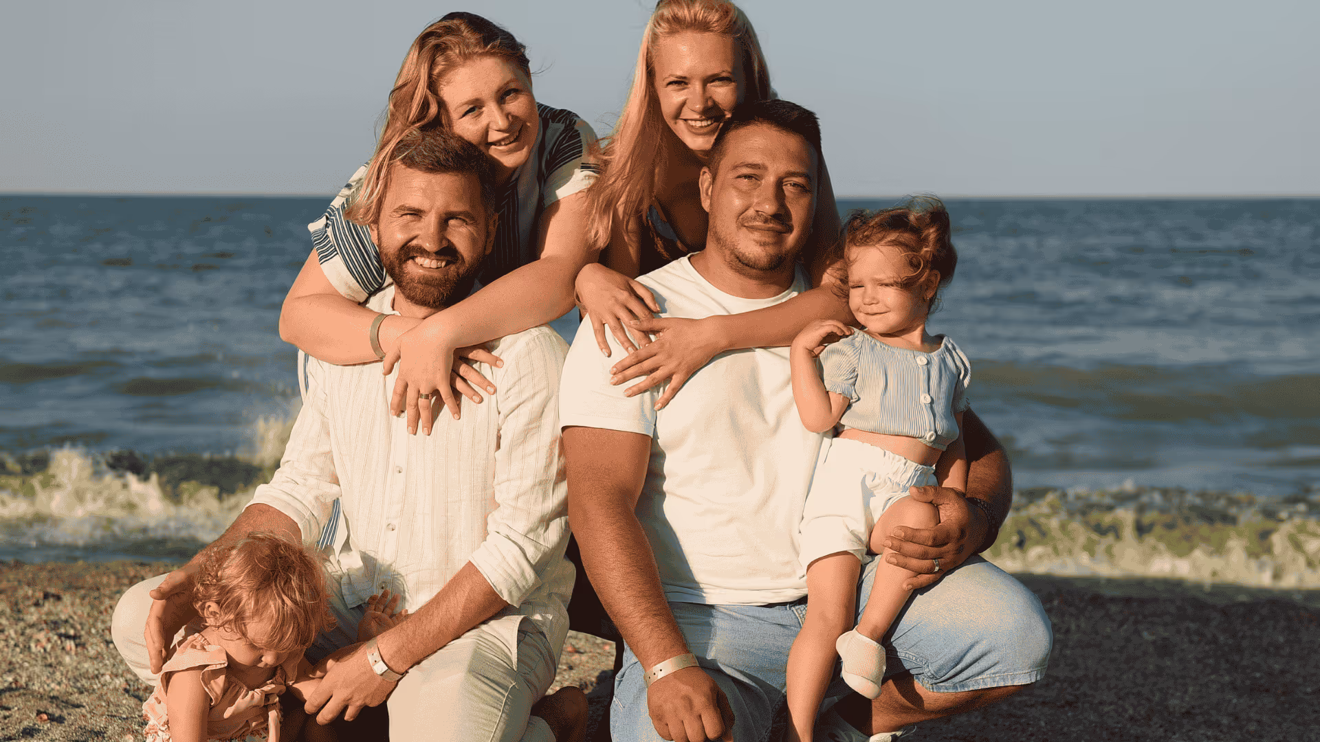 Familii si copii pe plaja la Hotel Savoy Mamaia