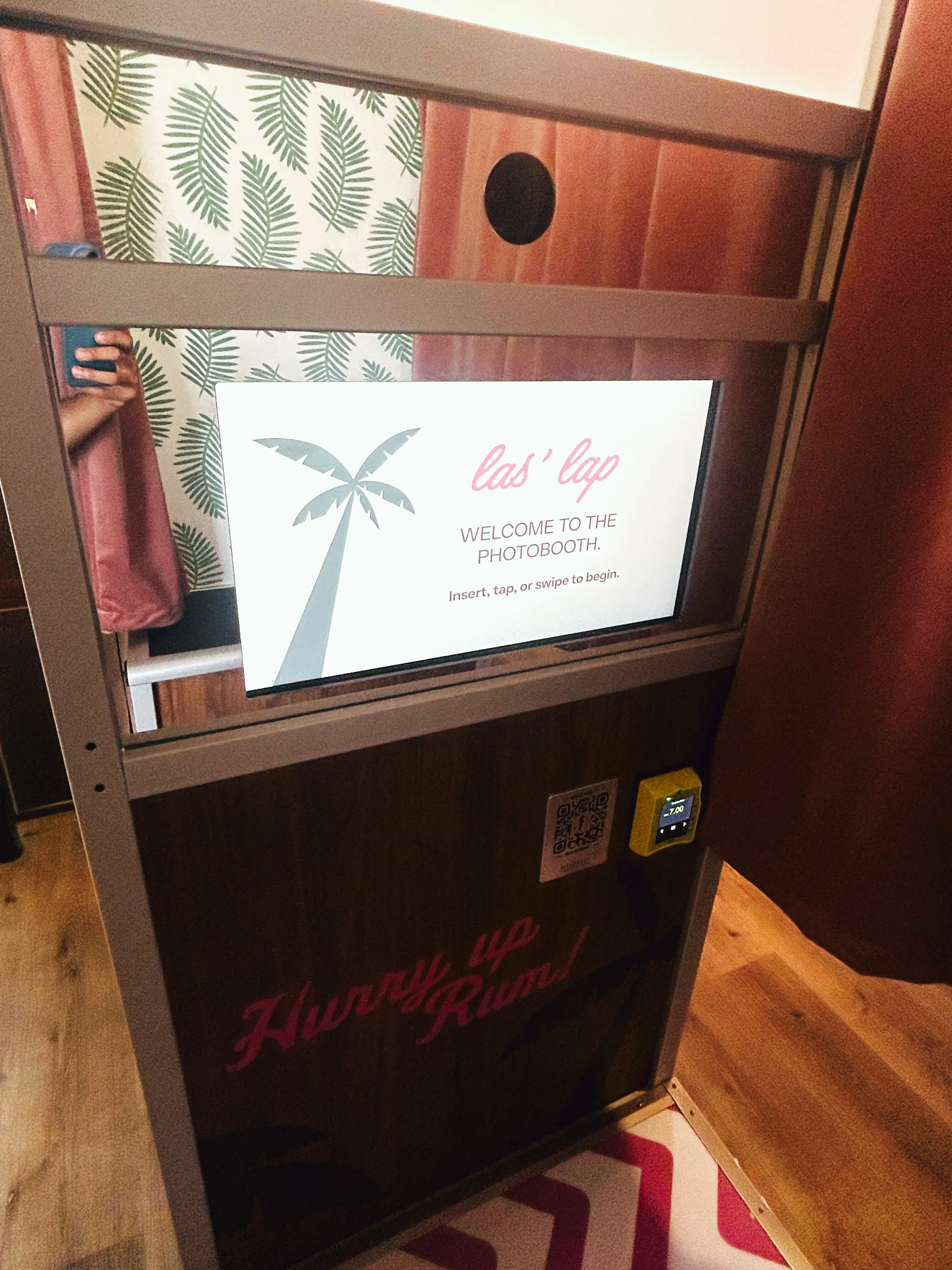 welcome screen of the majestic photobooth at las lap miami