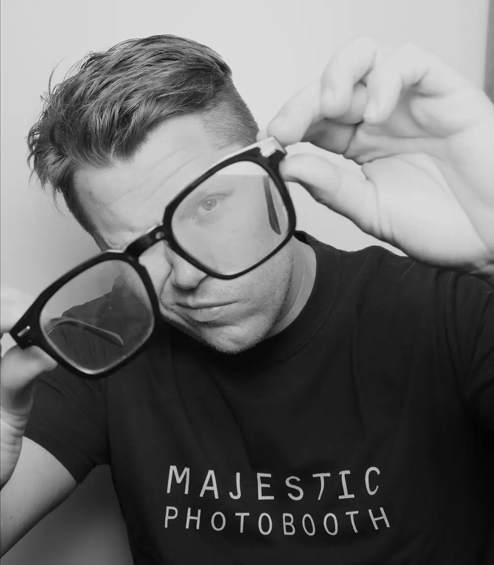 corporate event photo booth posing