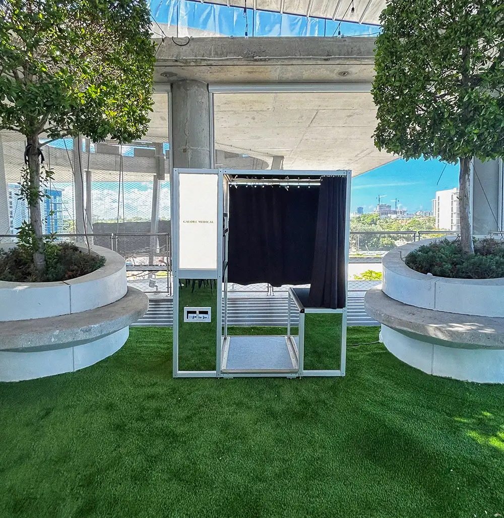 out door luxury photo booth