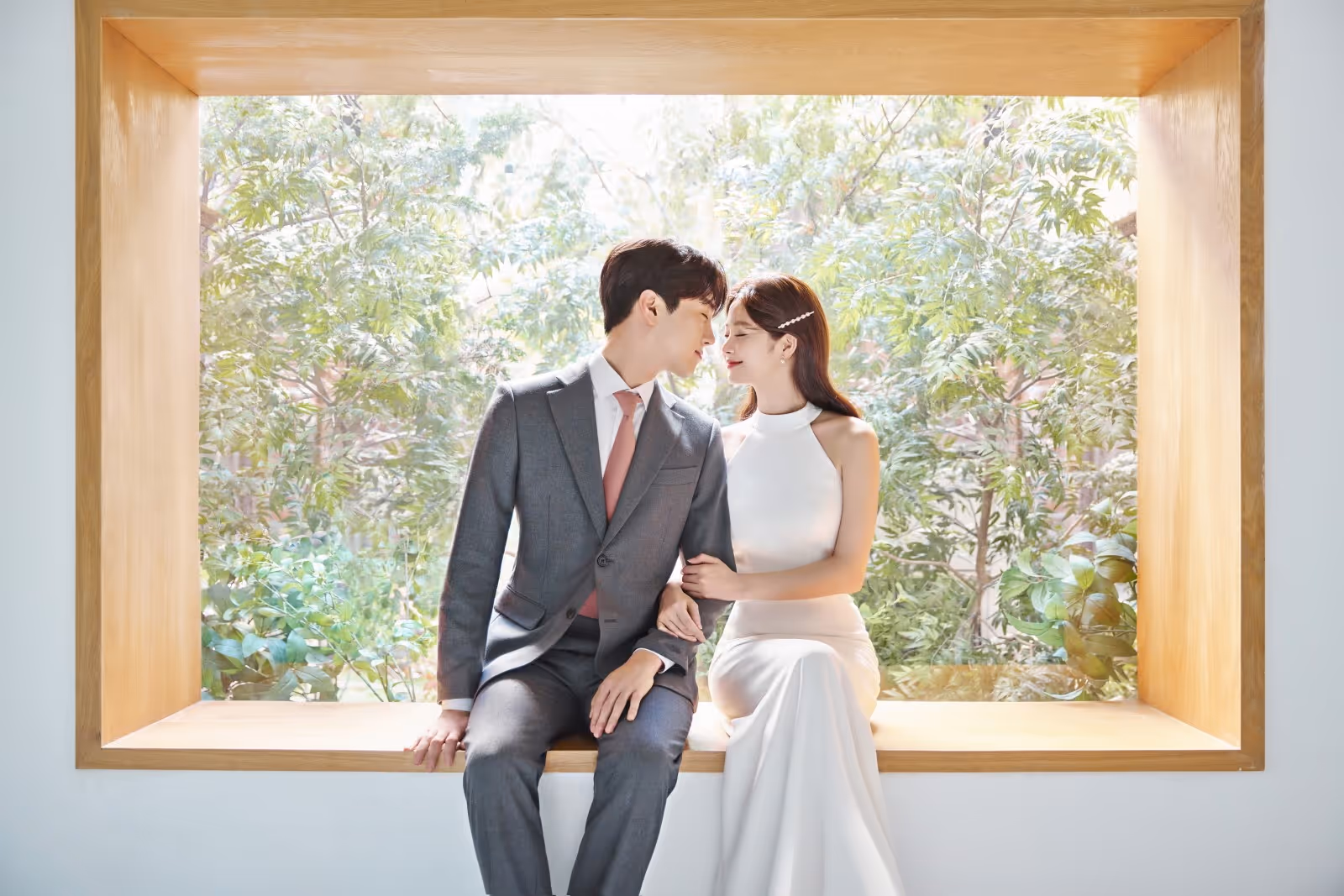 신랑신부가 웨딩스튜디오에서 촬영한 사진