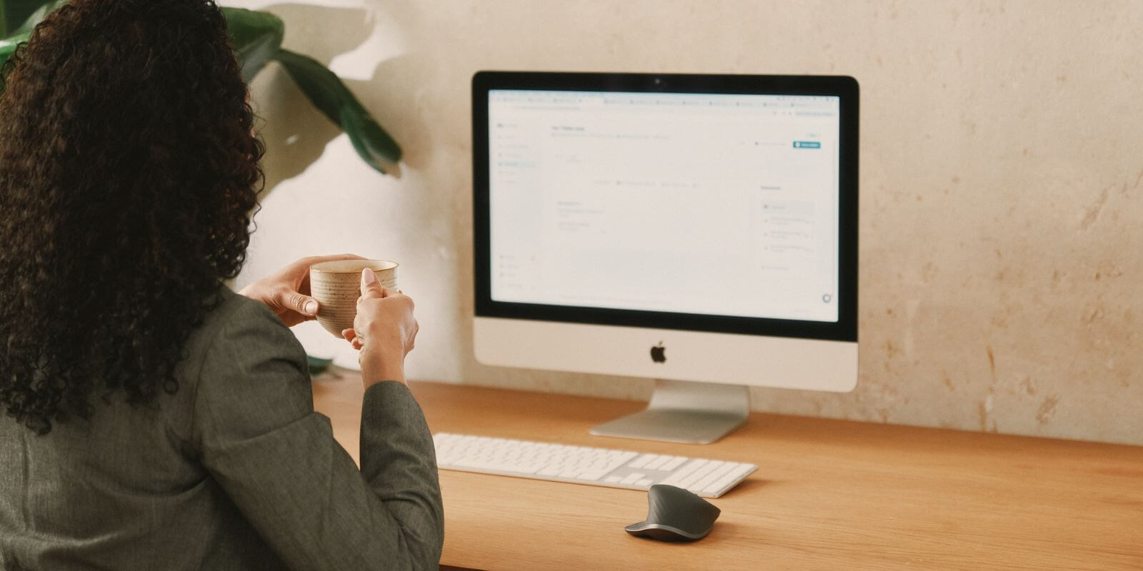 Frau sitzt vor PC und überlegt ob nur Software oder doch mit Beratung