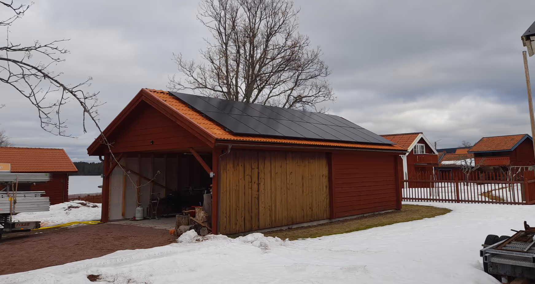 Efter installation: Solpaneler på lada – referens Dala Solenergi