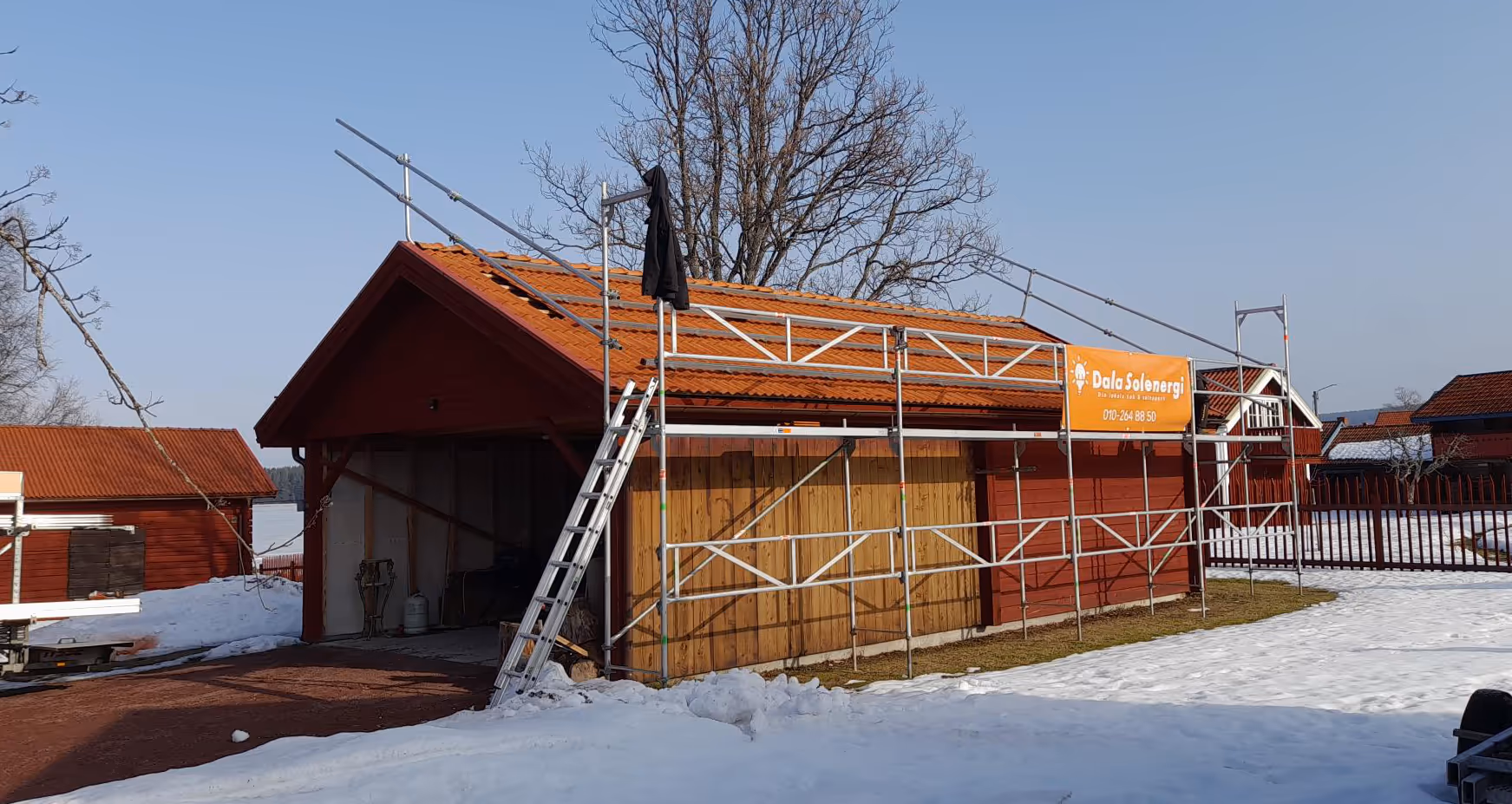 Före installation: Solpaneler på lada – referens Dala Solenergi