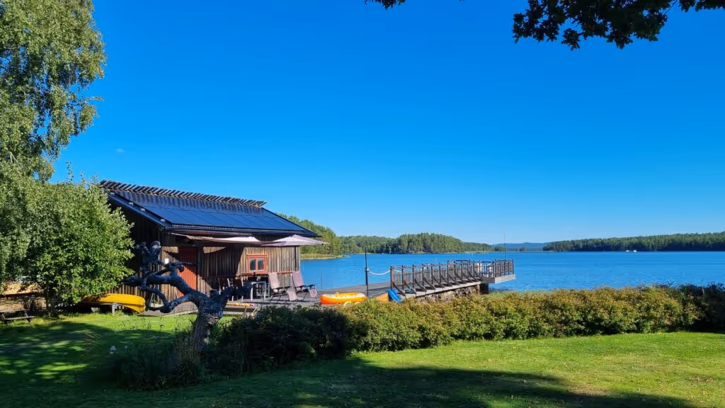 Solcellsinstallation: Hållbarhetstänk vid vattnet – kundreferens Dala Solenergi