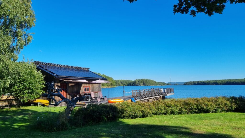 Solcellsinstallation: Hållbarhetstänk vid vattnet – kundreferens Dala Solenergi