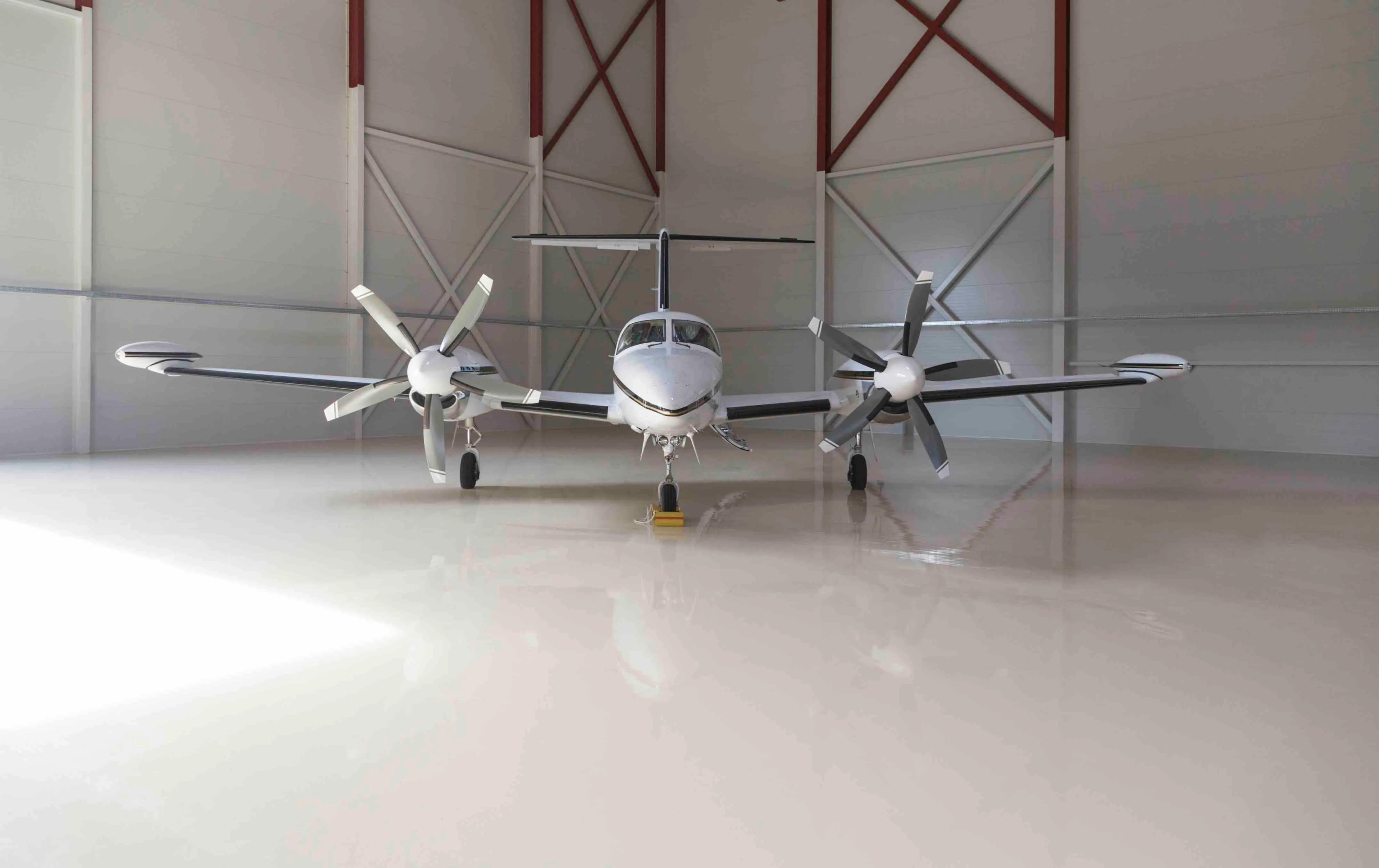 Petit avion stationné dans un hangar