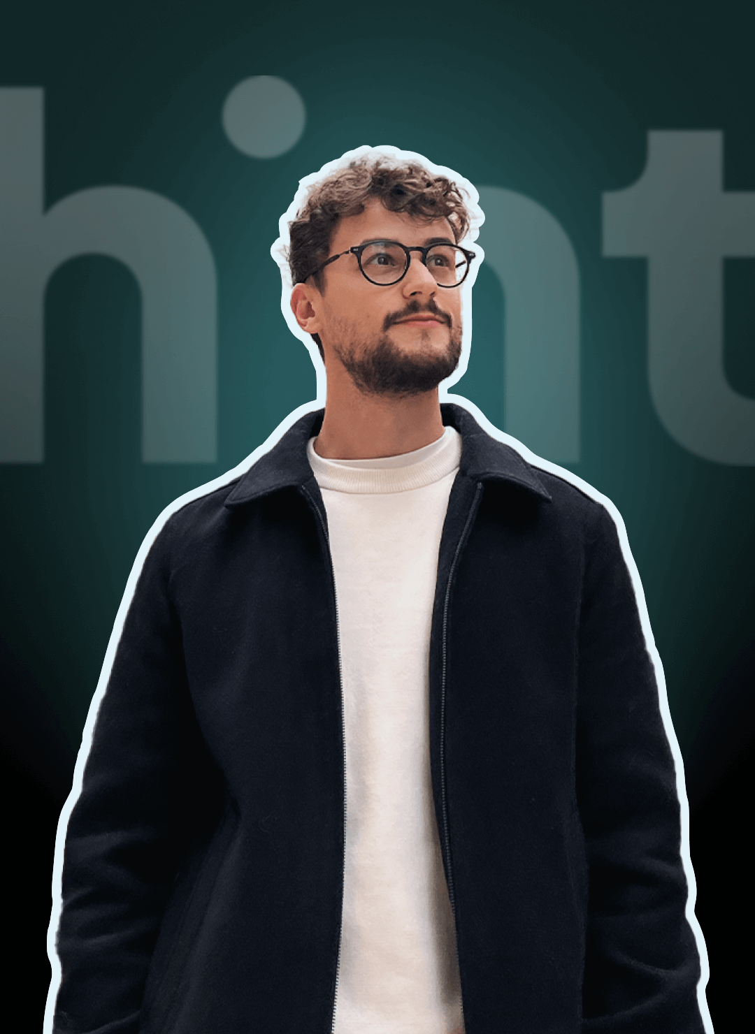 Portrait de Bastien, fondateur de Hint, avec un fond sombre et le mot 'Hint' en arrière-plan.
