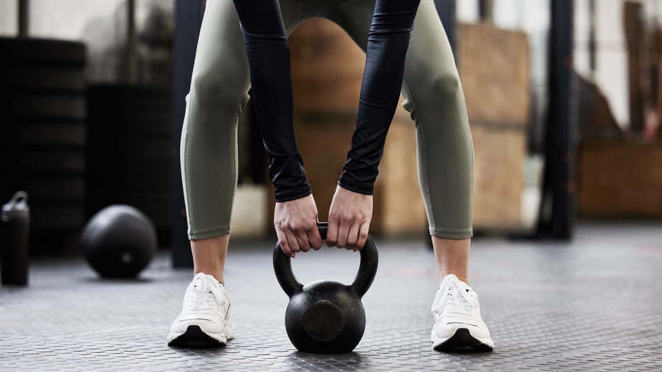 femme fitness kettlebell