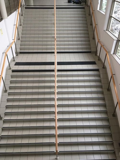 Escalier gris equipé de nez de marche et contremarche