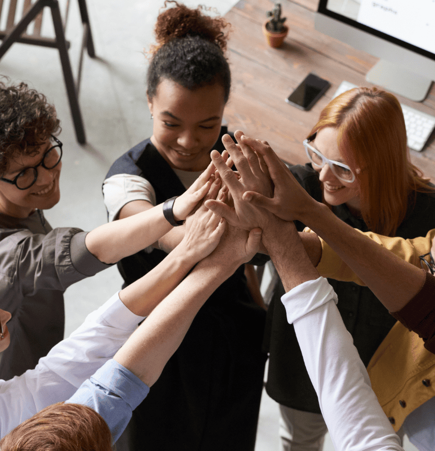 Des personnes se tapent dans la main
