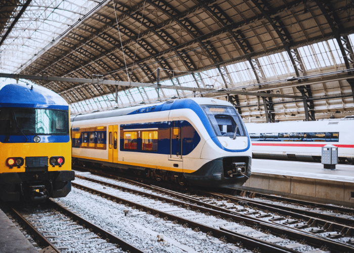 Une gare avec des tgv