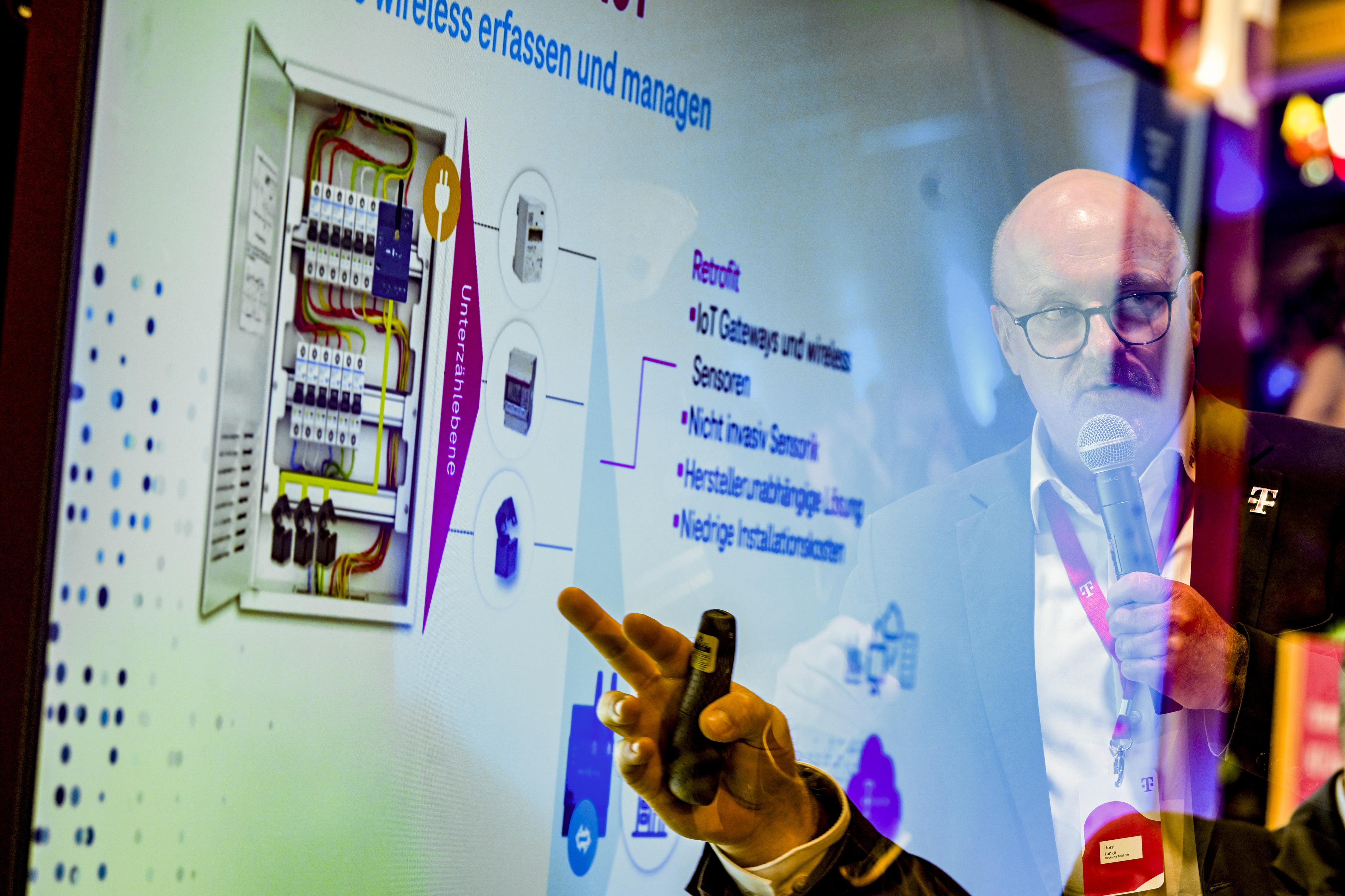 Head of Sales von PSsystec bei Präsentation auf der Smart Country Convention 2025 in Berlin.