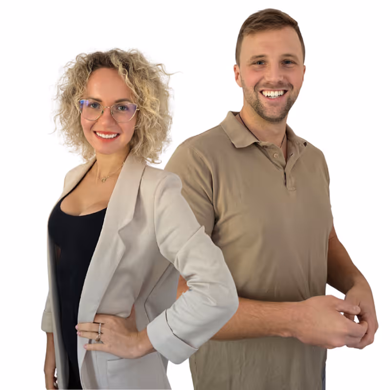 Uśmiechnięci właściciele Deckline, Daria i Tomek, stoją obok siebie na białym tle.