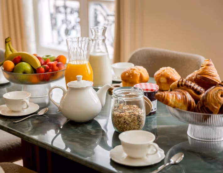 Merveil Paris breakfast table