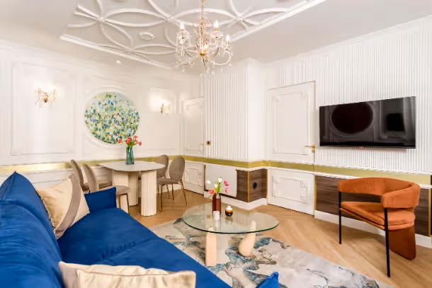 Le salon avec télé de la Luxury Suite Boulangers