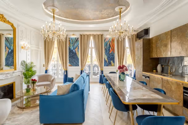 Le salon avec vue fenêtre Luxury Suite Republique