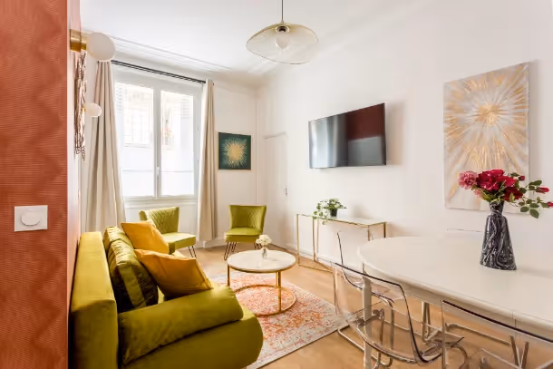 Le salon avec télé Cozy Apartment Cardinal Mercier