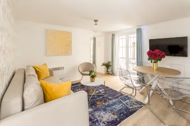 Le salon avec télé du Cozy Apartment Rivoli