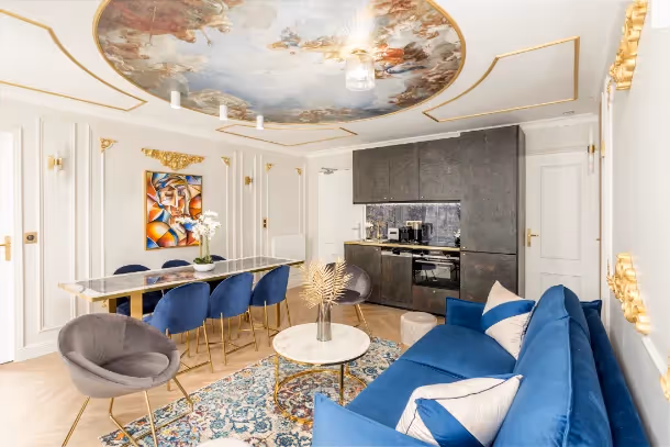 Le salon avec canapé bleu Luxury Suite Rougemont I