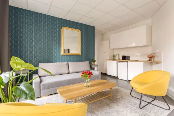 Le salon décoré jaune Cozy Apartment Turbigo I