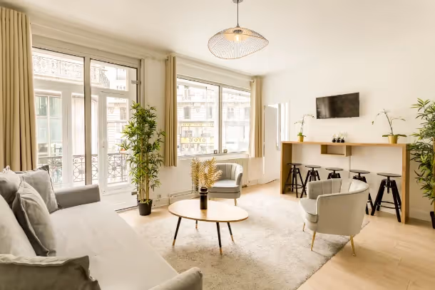 Le salon avec télé Cozy Apartment Aboukir VIII