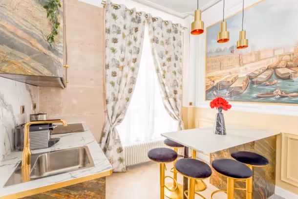 Le salon vue fenêtre Luxury Suite Haussmann II