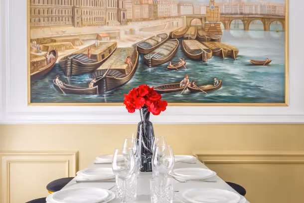 La salle à manger avec bouquet de fleur Luxury Suite Haussmann II