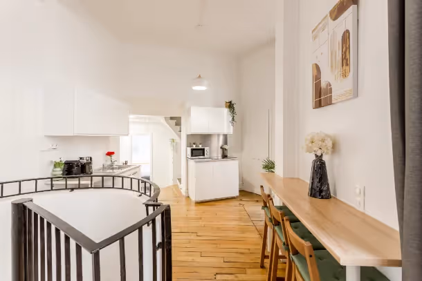 Vue de la cuisine et de l'escalier Cozy Apartment Clery