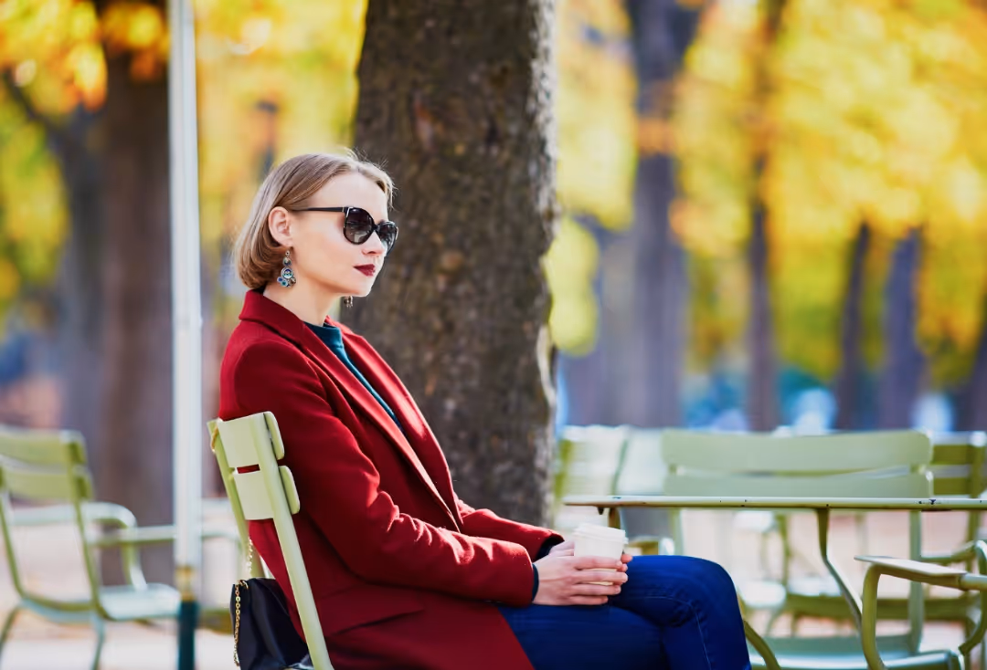 Woman on a bench Merveil Paris