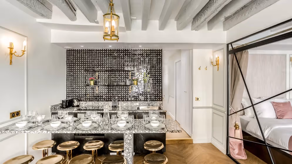 Le Cuisine table mise 2 suite de luxe rambuteau