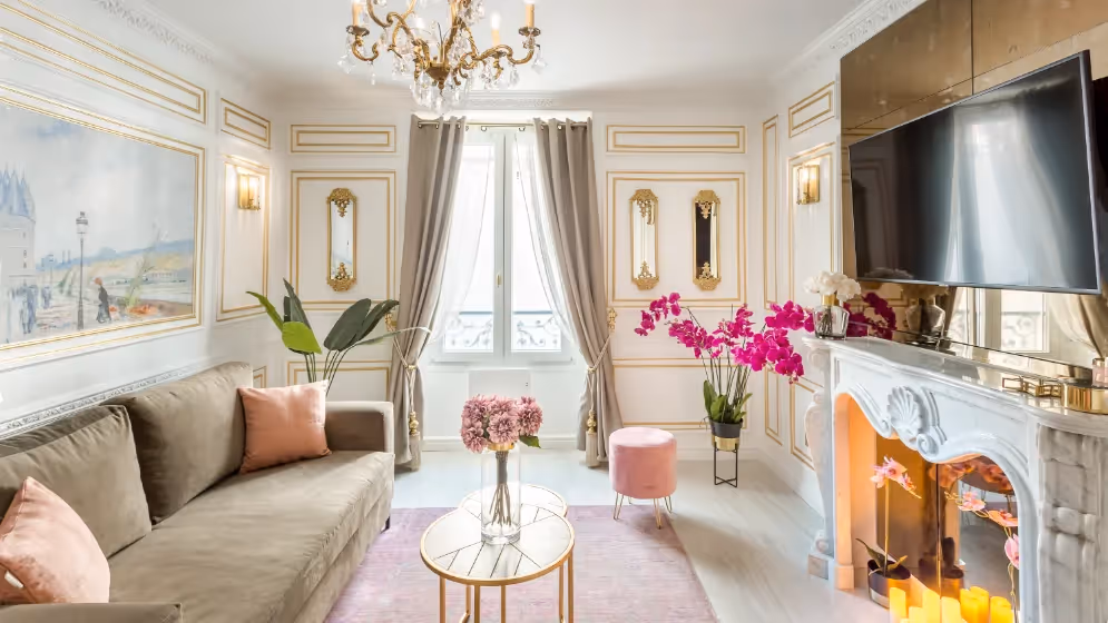 Le salon et coin tV suite de luxe bourdonnais