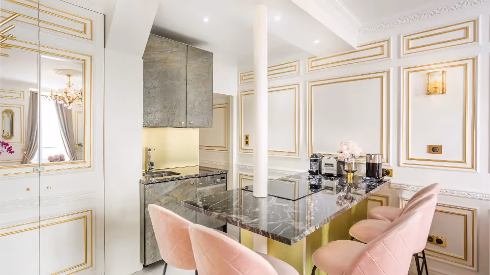 Le salle a manger et cuisine americaine suite de luxe bourdonnais