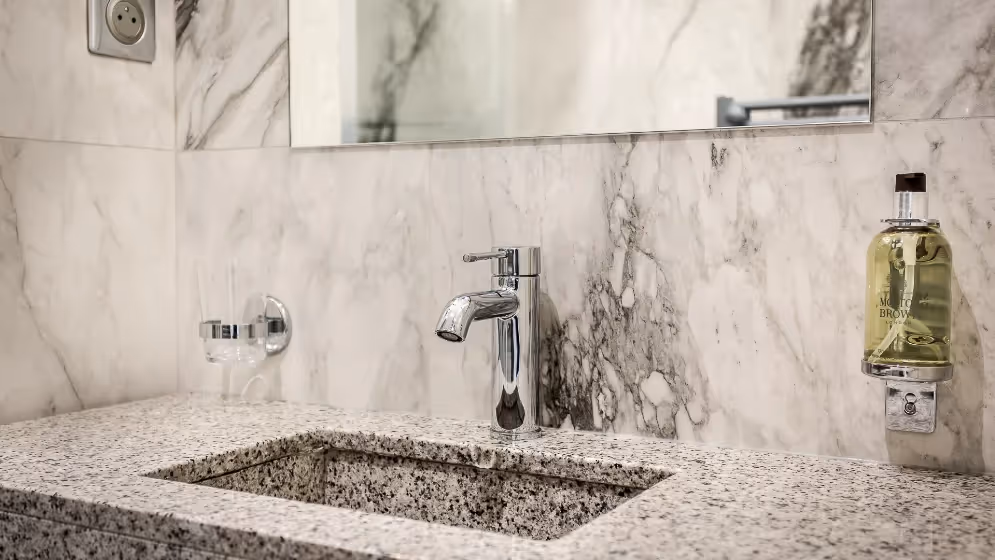 Le sdb eVIer luxury suite sebastopol I balcony