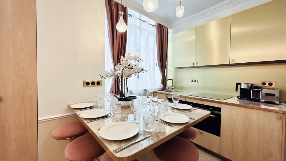 Le Table a manger suite de luxe charlot