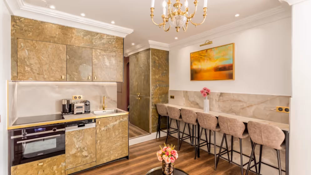 Le Cuisine Table a manger suite de luxe rousseau