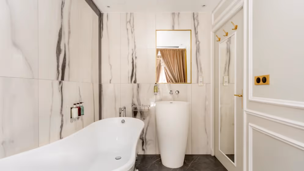 Le Baignoire room 2 luxury suite September 4 II